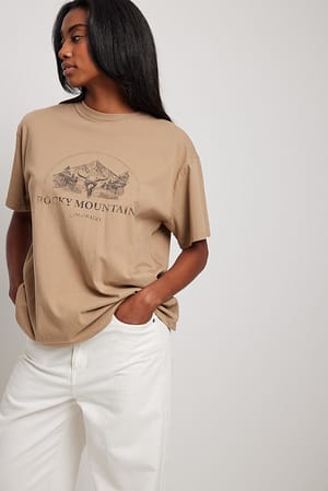 Beige T-shirt oversize com estampado Rocky Mountains