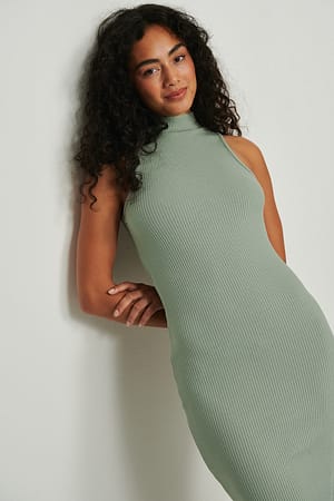Khaki Ermeløs kjole med turtleneck