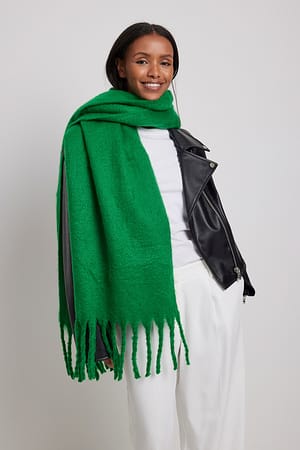 Strong Green Återvunnen mjuk scarf med flätade fransar