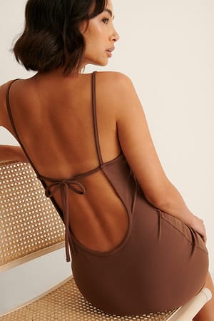 Brown Minikjole med stroppedetaljer i ryggen