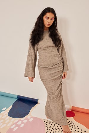 Taupe Teksturowana sukienka maxi ze ściągaczami