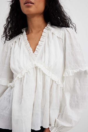 White Recyklingowana teksturowana bluzka z falbankami z długim rękawem