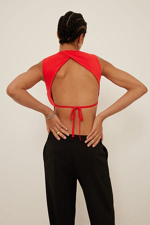 Red Top med bindebånd på ryggen