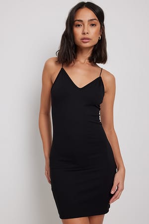 Black Z dekoltem w serek sukienka midi na cienkich ramiączkach