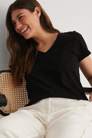 Black T-shirt z organicznej bawełny z dekoltem w serek