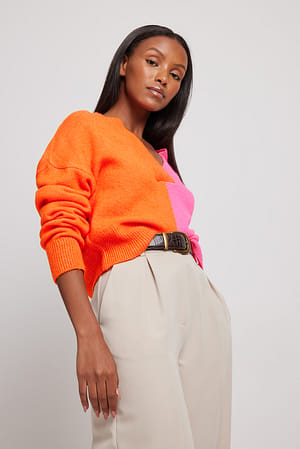 Pink/Orange Stickad tröja med färgblock och v-ringning