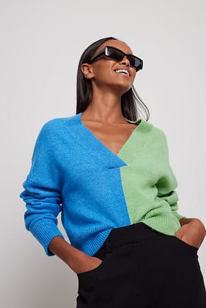 Green/Blue Strikket sweater med v-hals og farvede blokke