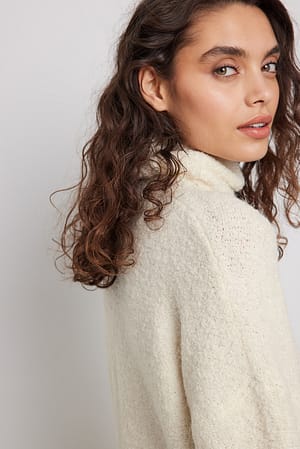 Offwhite Strikket sweater i uldblanding med rullekrave