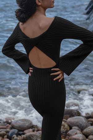 Black Slå-om strikket kjole med detaljer på ryg