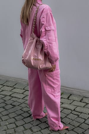 Pink Ylisuuret housut farkkukankaasta yksityiskohdalla