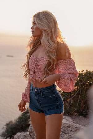 Painted Floral Coral Kierrätetty off shoulder -pusero