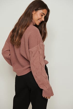 Dusty Pink Recycelter Pullover mit hohem Ausschnitt und Ärmeldetail