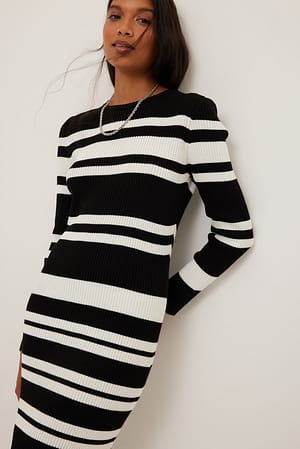 Black/White Ribbestrikket kjole med striper
