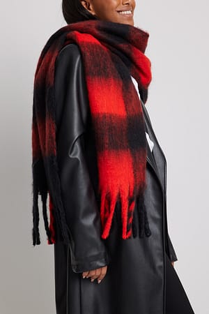 Black/Red Återvunnen mjuk rutig scarf med flätade fransar