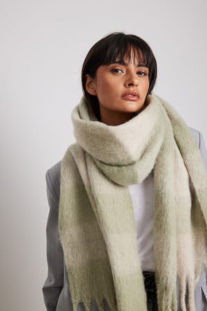 Beige/Green Återvunnen mjuk rutig scarf med flätade fransar