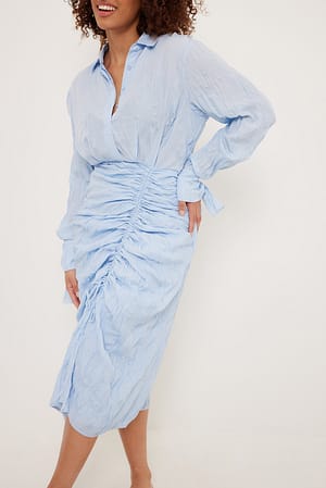 Blue Teksturowana sukienka midi ze ściągaczem
