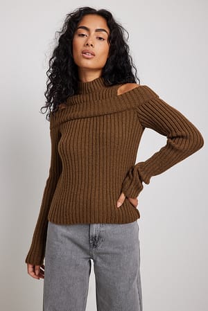 Brown Karbowany dzianinowy sweter 2w1