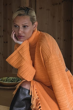 Orange Stickad tröja i ullblandning med turtleneck